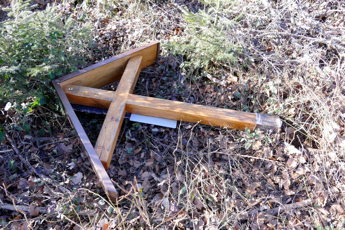 Das Holzkreuz mit den Namen vier deutscher gefallener Soldaten wurde mit brachialer Gewalt aus der Verankerung gerissen. (Fotos: ma)