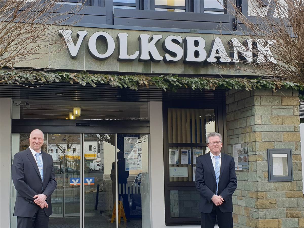 Mike Nauroth (links) folgt auf Dieter Radermacher, der sich nach 41 Jahren Betriebszugehrigkeit und vielen Jahren als Leiter der Geschftsstelle Gebhardshain in den Ruhestand verabschiedet. (Foto: Volksbank Gebhardshain) 