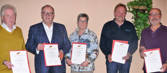 Engagieren sich seit vielen Jahren fr die Gemeinde Eichen: (von links) Horst Gnter Wolf, Dr. Peter Enders, Gudrun Kohl, Gerd Haferbecker und Hans-Gerd Schmidt. (Foto: Ortsgemeinde Eichen) 