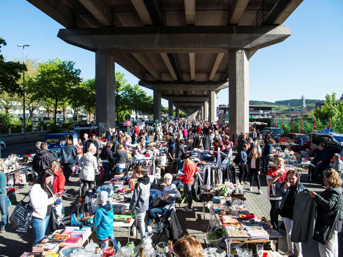 Hndler aus nah und fern werden wie jeden ersten Samstag im Monat unzhlige Artikel feilbieten und freuen sich ber regen Besuch unter der HTS.  (Foto: Martin Lssig)