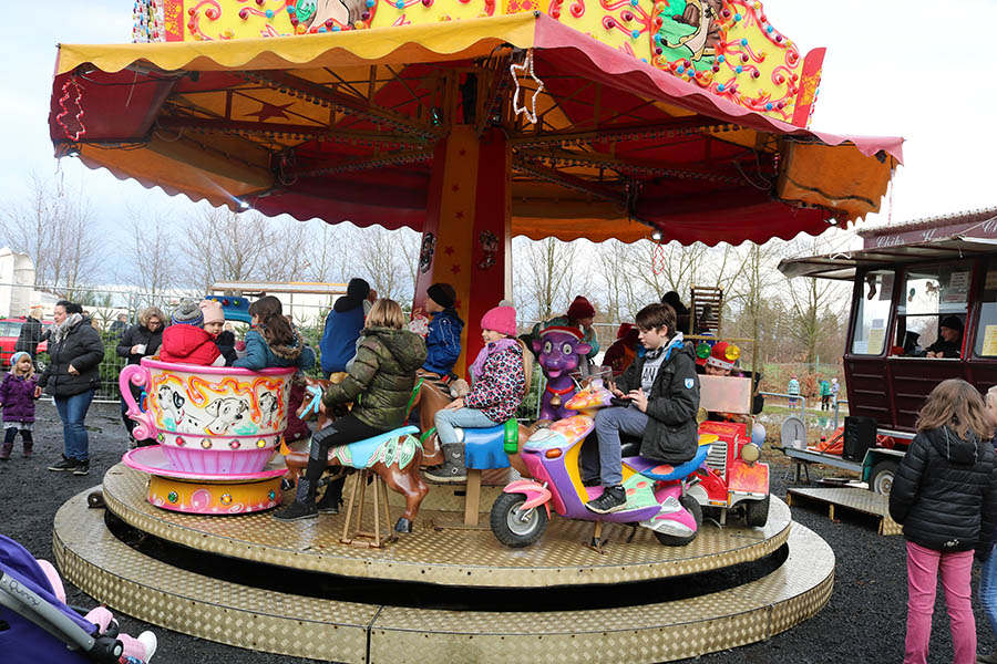 Das Kinderkarussell war ein Highlight des Nachmittags. Fotos: Ulrike Puderbach