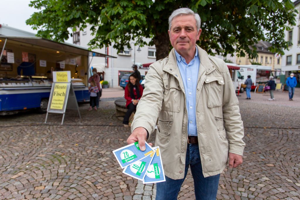 Stadtbrgermeister Rolf Jung bringt mit dem Gutschein fr den Wochenmarkt eine attraktive Geschenkidee heraus. Foto: Stadt Selters