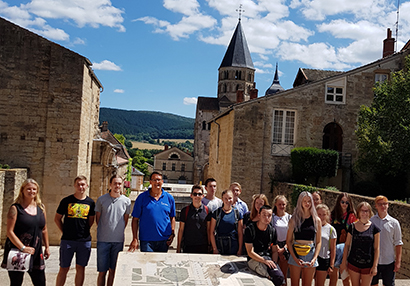 Gruppenbild vor den berresten der einst grten Kirche des Christentums in Cluny. Foto: Gymnasium Marienstatt 