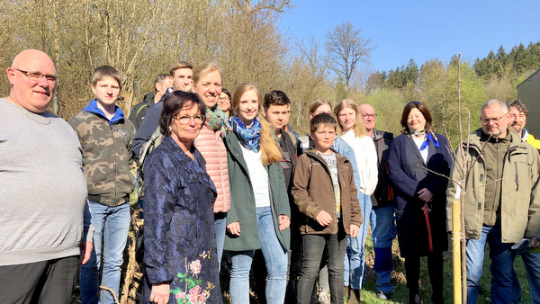 Gemeinsam fr eine bessere Zukunft: Unter diesem Motto fiel bei strahlendem Sonnenschein der Startschuss fr ein kooperatives Projekt des Kopernikus-Gymnasiums und der MarionDnhoffRealschule plus in Wissen. (Foto: privat)