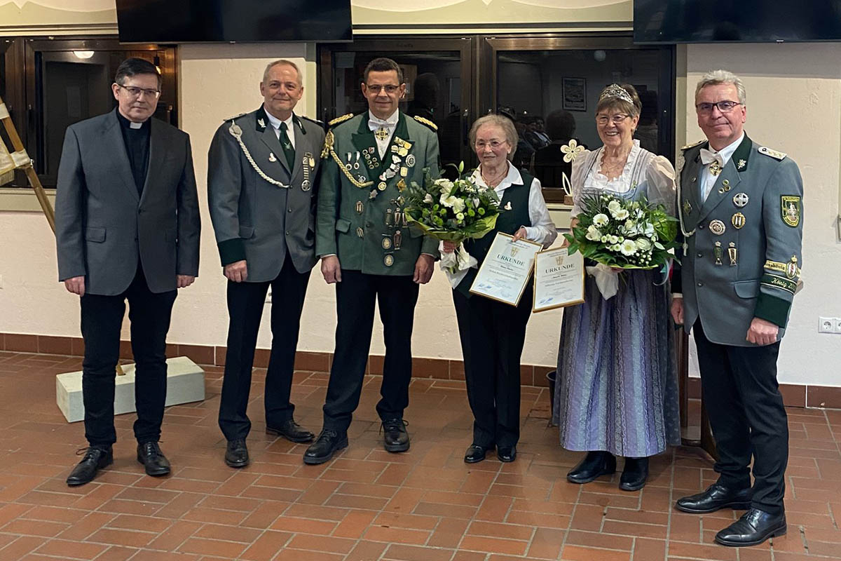 Von links: Bezirkspr�ses Pastor Marko Hartmann, 2. Brudermeister Markus D�tsch, Bezirksbundesmeister Klaus Wittlich, Klara T�uber, Annelie Weber und 1. Brudermeister Thomas Over. Foto: Hans Peter Humberg
