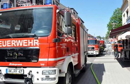 Groes Aufgebot der Feuerwehren in der Altenkirchener Wilhelmstrae (Fugngerzone). Allerdings konnte durch die Experten keine erhhte Gaskonzentration nachgewiesen werden. (Foto: kk) 