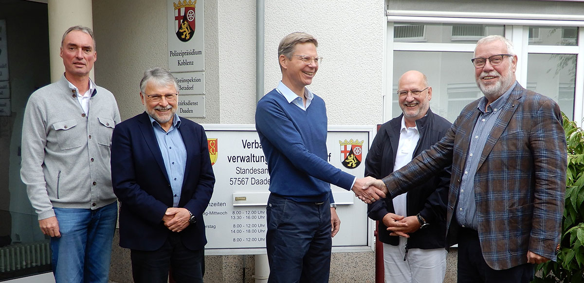 Daadens Stadtbrgermeister Walter Strunk (r.), Hausarzt Dr. Ralph Mathias Hadem (2. v. r.), Brgermeister Helmut Sthn (2. v. l.) und Fachbereichsleiter Wolfgang Mrker (l.) begrten Hausarzt Dr. Dirk Nonhoff (Bildmitte) im Rathaus. (Foto: VG Daaden-Herdorf)