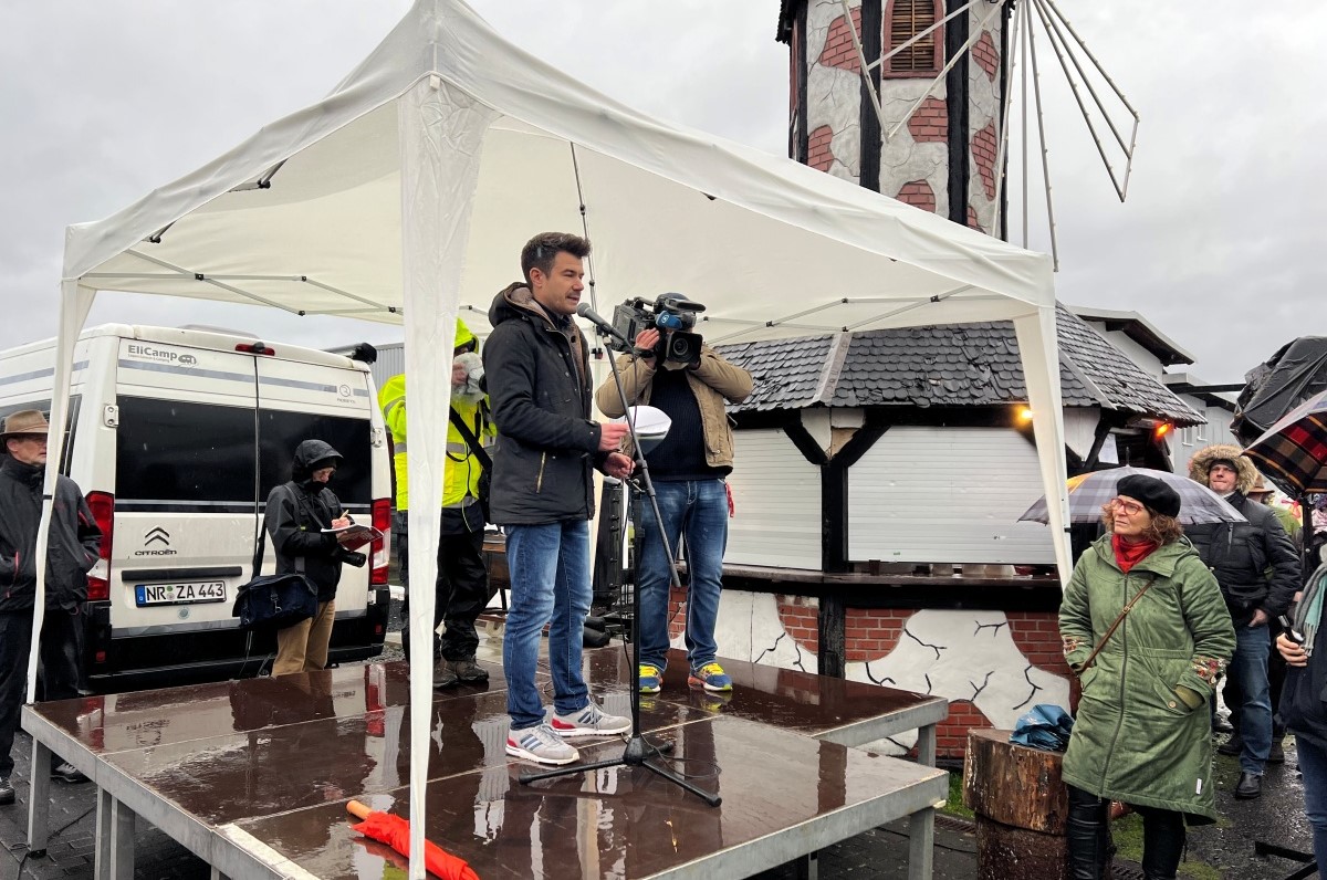 Der Hachenburger Stadtbrgermeister Stefan Leukel bei seiner Rede. (Fotos: Elke Stockhausen)