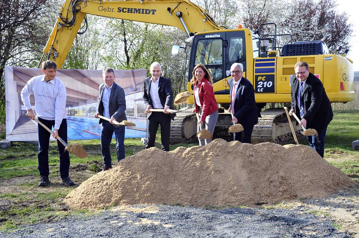 Spatenstich fr das neue Hallenbad (von links): Christian Meier, Jochen Batz, Fred Jngerich, Sabine Btzing-Lichtenthler und Roger Lewentz sowie der Erste Kreis-Beigeordnete Tobias Gerhardus. (Fotos: kk)
