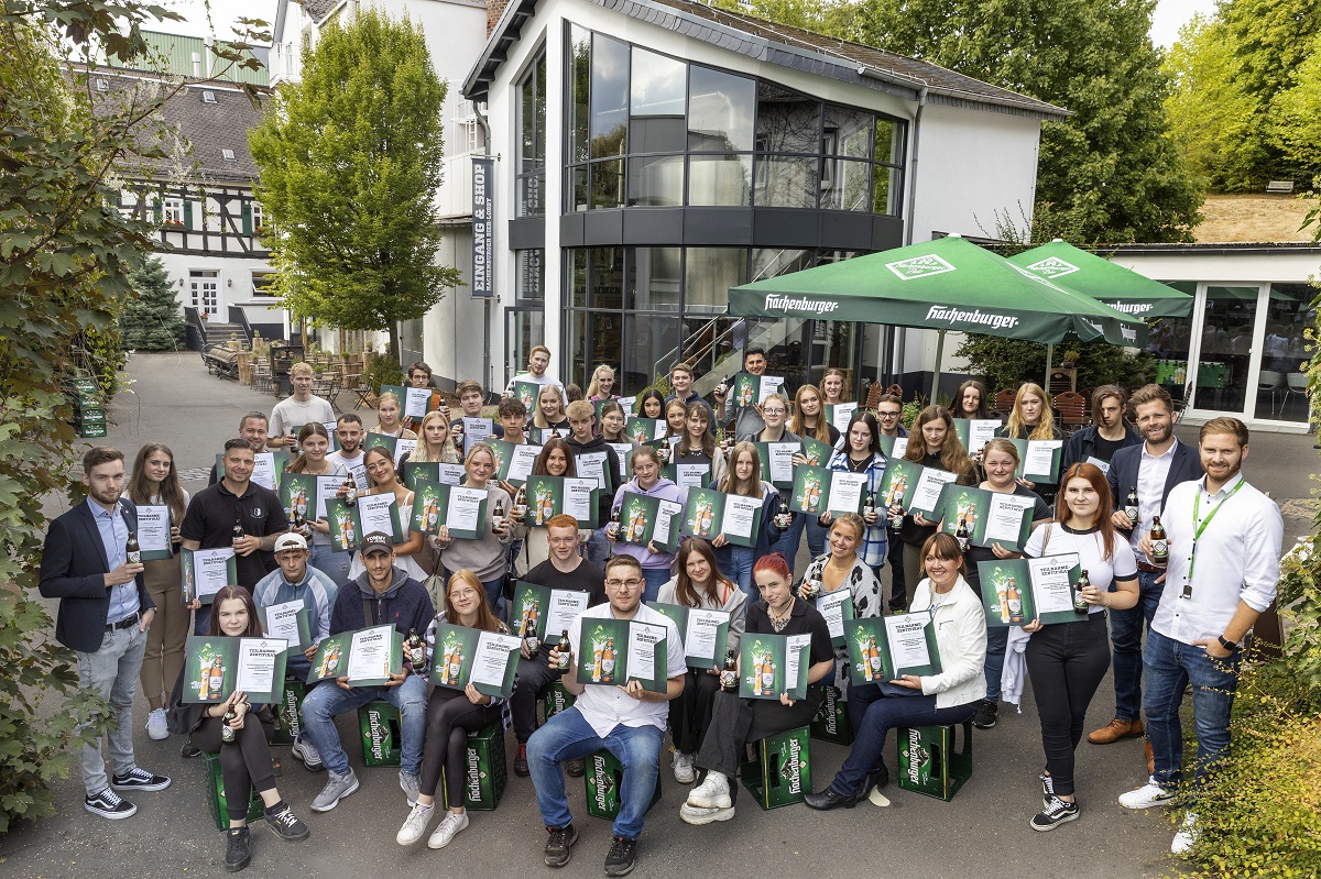 Das Diplom frisch in der Hand: die Azubis der Kunden der Westerwald-Brauerei mit dem Vertriebsteam. Ganz links: Marlon Schwenk. Von rechts: Fabian Hsch und Vertriebsleiter Gastronomie und Handel Benny Walkenbach. (Foto: privat)