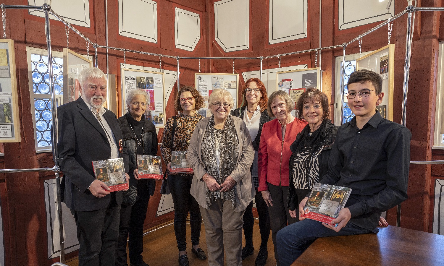 Prsentation "Hanu Hachenburg" (v.l.): Bruno M. Struif, Sabine Herrmann, Gabriele Greis, Verena Kauschka, Regina Klinkhammer, Gisela-Renate Carageorge, geb. Hachenburg, Beata Weiler, Tim Elias Abrahiem (Foto: Roeder-Moldenhauer)