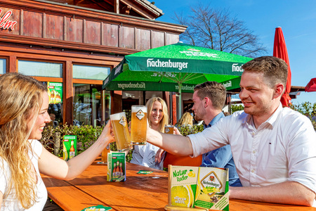 Ein ideales Sommergetrnk fr einen natrlich erfrischenden Trinkgenuss. (Foto: Hachenburger Brauerei/roemo.de)