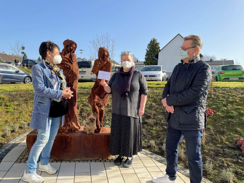 Spendenbergabe. V.l.n.r.: Hilde Mallm, Christiane Stahl, Thomas Staab. Foto: privat