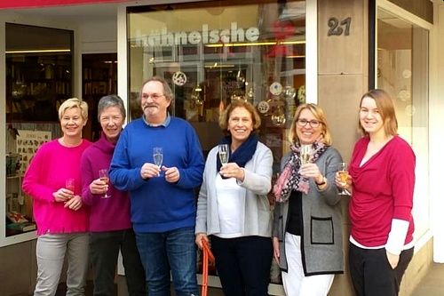 Sie haben Grund zum Feiern: Team der hhnelschen Buchhandlung. Foto: Annette Pagel