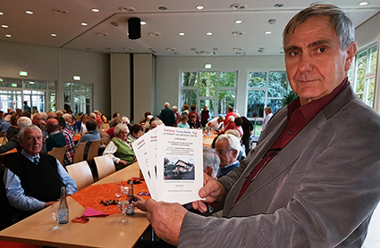 Das Foto zeigt den "Cheforganisator" des Senioren-Gesundheits-Tages Bernd Hafemeister (Horhausen) bei der Vorstellung des Flyers mit dem vielfltigen Programm. Foto: Rolf Schmidt-Markoski 