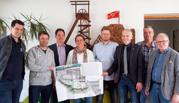 Informationsgesprch zum geplanten Hallenbadneubau in Altenkirchen im Rathaus in Flammersfeld: (von links) Ulrich Konter, Kai Meuler, Norbert Schmalen, Claudia Fels, Nico Hees, Fred Jngerich, Eugen Schmidt und Rolf Schmidt-Markoski. (Foto: Verbandsgemeinde Flammersfeld)