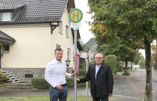 Die Bushaltestelle in eichen wird reaktiviert. Dafr setzen sich Ortsbrgermeister Dr. Peter Enders (rechts) und Frank Diefenthal von der Verbandsgemeindeverwaltung Flammersfeld ein. (Foto: Ortsgemeinde Eichen) 