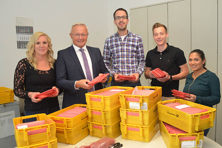 Lena Hergott, Landrat Achim Hallerbach, Matthias Blum, Christopher Pfleger und Lilija Noll (v.l.n.r.) von der Kreisverwaltung Neuwied registrieren eine hohe Beteiligung durch Briefwahl und erwarten, dass der Anteil der Briefwhler von der letzten Kommunal- und Europawahl von 41 % noch bertroffen wird. Foto: Kreisverwaltung