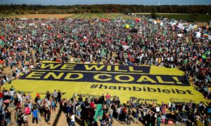 Bei der Demonstration fr den Erhalt des Hambacher Forstes waren auch Grne aus dem Kreis Altenkirchen vor Ort. (Foto: hambacherfrost.org)