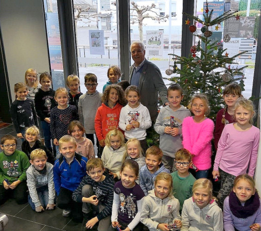 Grundschler aus Etzbach schmckten in diesem Jahr den Weihnachtsbaum im Kulturhaus Hamm. (Foto: privat)