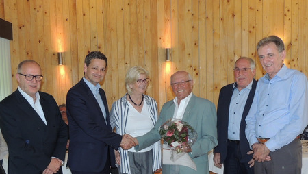 Gratulation fr den Jubilar: (von links) MdL Peter Enders, Christian Baldauf, Vorsitzender der CDU-Landtagsfraktion, die stellvertretende CDU-Vorsitzende Margarete Maleszka, Albert Neuhoff, Mitte, der stellvertretende CDU-Vorsitzende Willi Krmer und Vorsitzender Karl-Ulrich Paul. (Foto: CDU) 