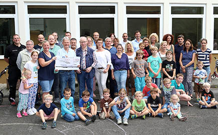 Die Elterninitiative der Grundschule Herkersdorf-Offhausen erhielt einen Scheck ber 4.035,15 Euro. Foto: anna