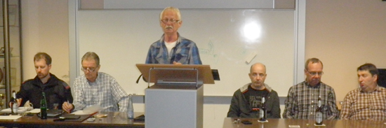 Der Vorstand des Frdervereins der Feuerwehr Hamm, am Pult Vorsitzender Erwin Krmer, weiter v.links Schriftfhrer Christian Schchen, 2. Vors. Uli Paul, die Beisitzer Ingo Schmidt, Jrgen Solbach und Klaus Walter.  Foto: Verein