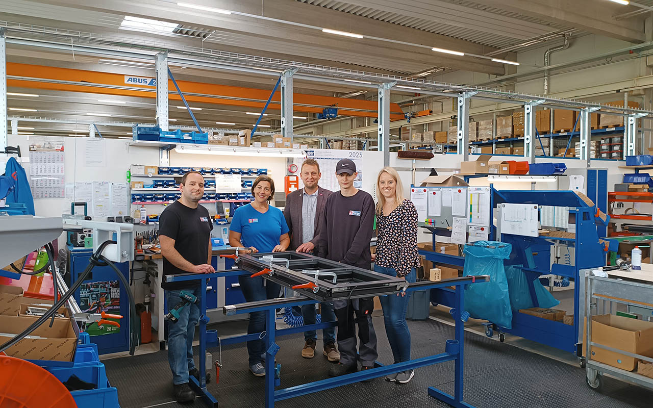 Von links Florian Schulz (Fertigungsleiter Ferger), Katharina Schlag (wfg-Geschftsfhrerin), Ralf Ltje (HwK-Coach), Paul (frischgebackener Azubi bei Ferger) und Kristin Venter (Geschftsfhrerin Ferger). (Foto: Handwerkskammer Koblenz/Ralf Ltje)
