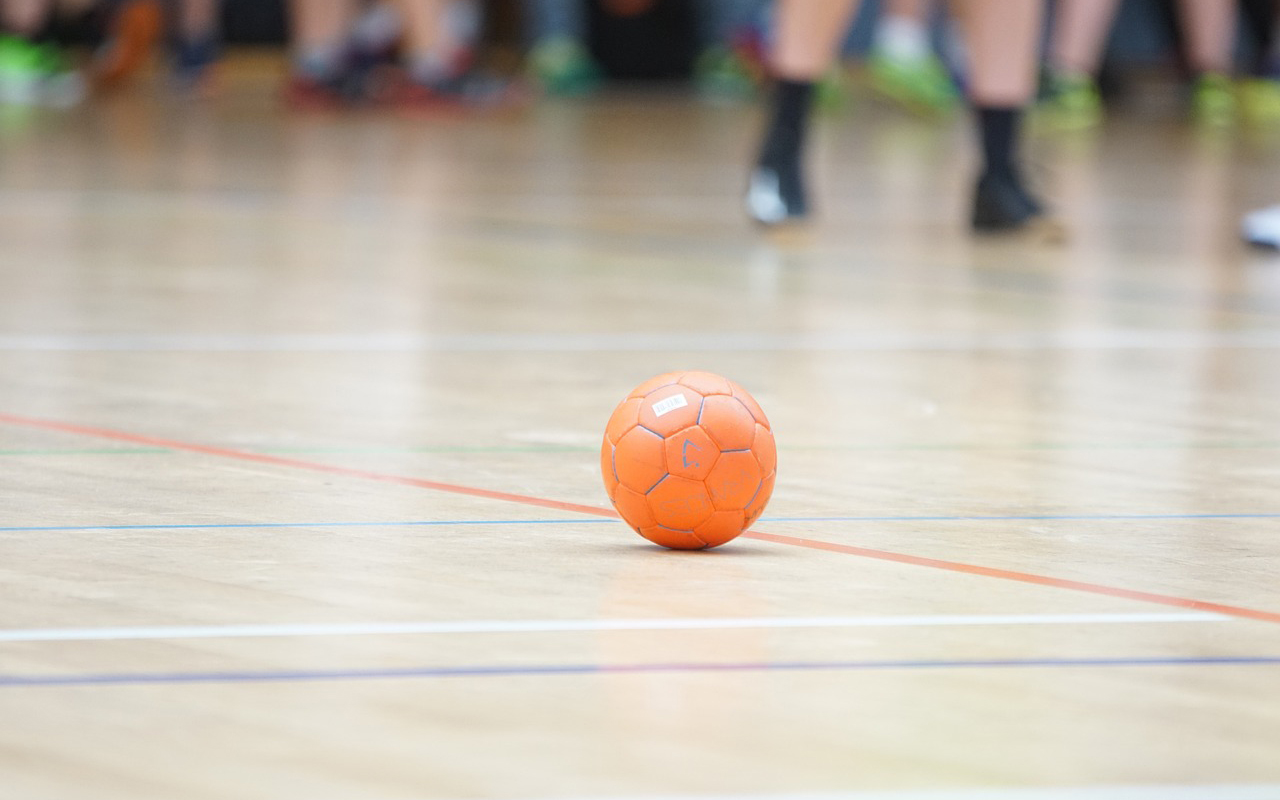 Der Handball landete einige Male im Tor. (Symbolbild)