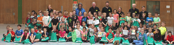 80 Schlerinnen und Schler der Franziskus-Grundschule Wissen gemeinsam mit den Handball-bungsleitern in der Konrad-Adenauer-Halle. Foto: Verein