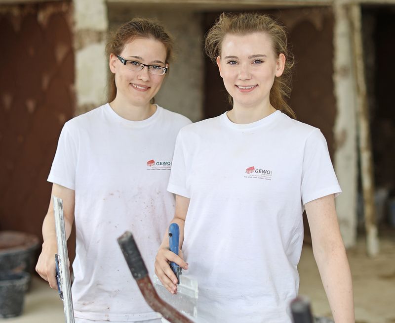 Zwei Erfolgsgeschichten aus 2.868: Die Geschwister Janina und Athena Ebermann haben im August 2020 gemeinsam ihre Ausbildung als Stuckateurinnen beim Handwerksbetrieb Gewo aus Koblenz begonnen. Quelle: Michael Jordan