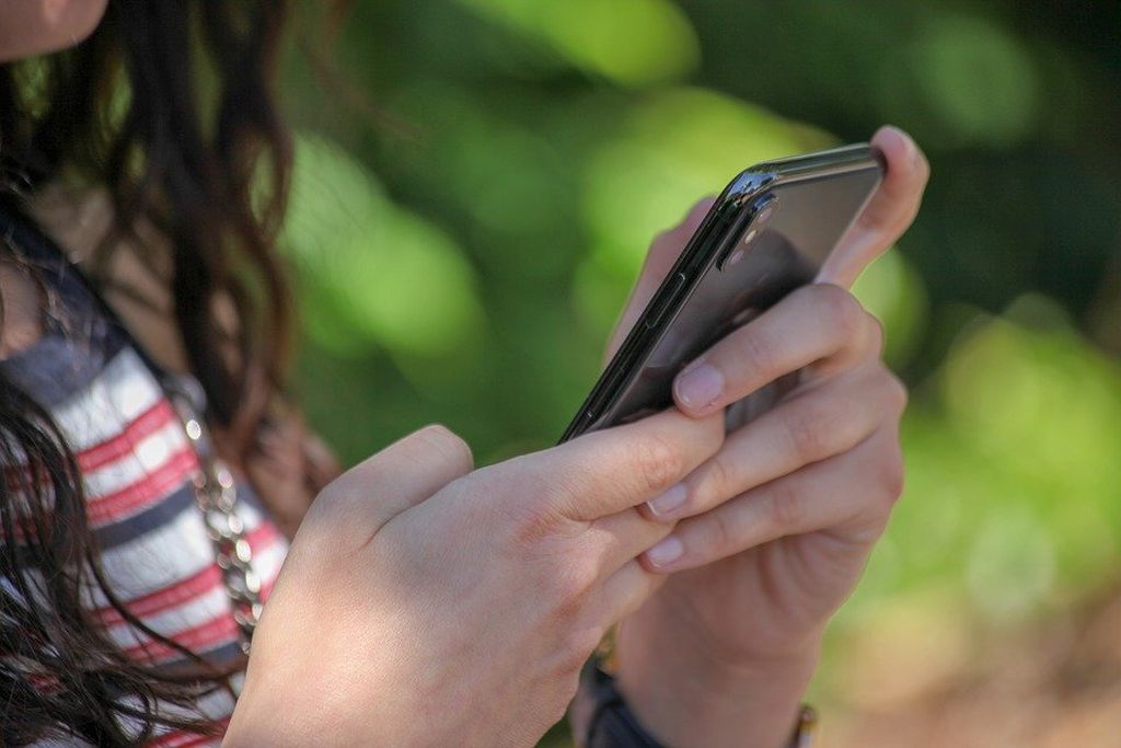 immer online, verwachsen mit dem Handy. Foto: Pressestelle der Kreisverwaltung