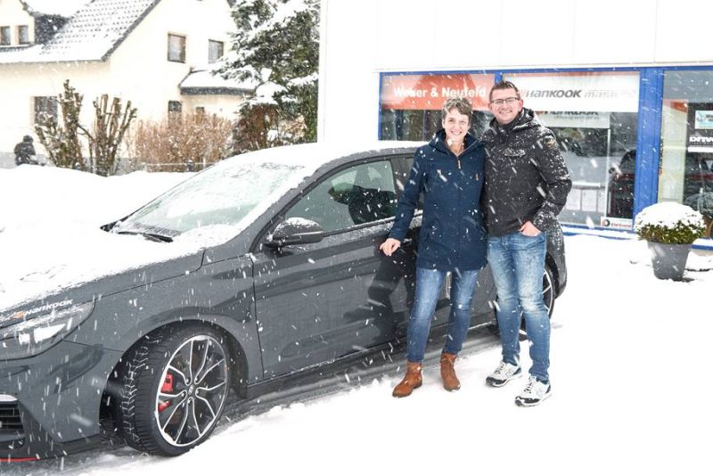 Diesen Neuwagen mit Winterbereifung nahm Gabi Sonnenschein entgegen. Foto: Hankook