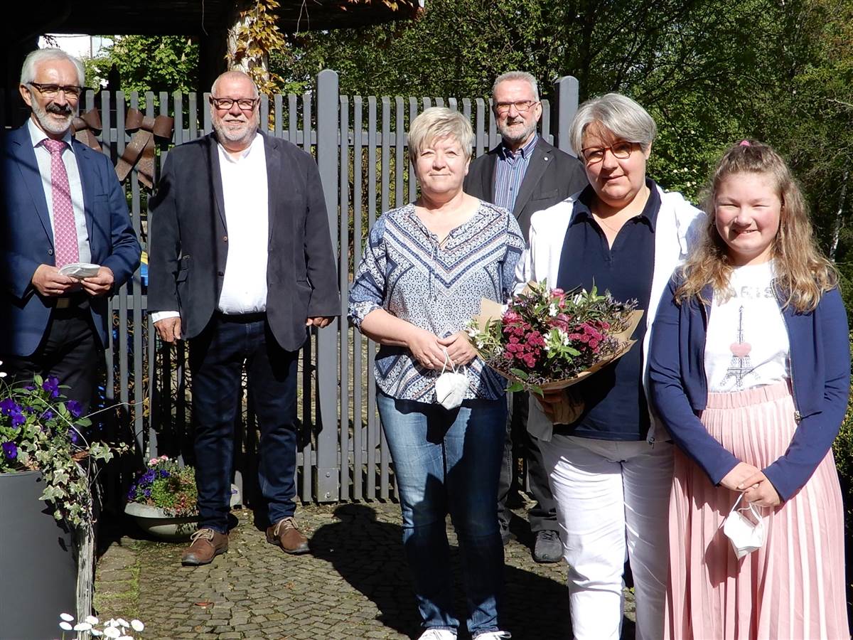 Mit einem Blumenstrau und einem Essensgutschein gratulierten Brgermeister Wolfgang Schneider (links) und Stadtbrgermeister Walter Strunk (2. von links) der Daadener rztin Dr. Dorothee Kellert (2.von rechts) zum Start ihrer kassenrztlichen Hausarztttigkeit. Ulrike Wisser (Sprechstundenhilfe), Dr. med. Berthold Barth (Praxisvorgnger) und Magdalena Kellert (Tochter) waren die ersten Gratulanten am Erffnungstag. (Foto: Stadt Daaden)