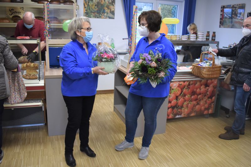 Die Macherinnen des Dorfladens mit Blumensträußen von zufriedenen Kunden. Fotos: Wolfgang Rabsch