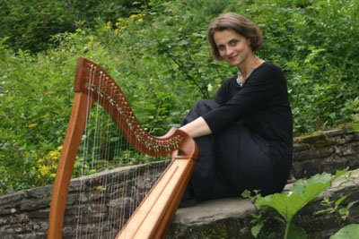 Auf der zart klingenden Irischen Harfe bringt Lorena Wolfewicz aus dem oberbergischen Wiehl vorweihnachtliche Musik mit keltischen Wurzeln zu Gehr. (Foto: Veranstalter)