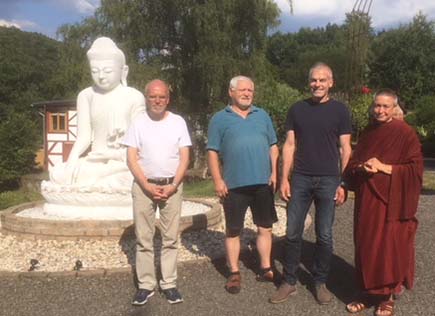 Das Foto zeigt von links: Dr. Martin Hoffmann, Vorstandsmitglied, Dieter Born, Beauftragter fr ffentlichkeitsarbeit Dhamm-Stiftung, Fred Jngerich, Brgermeister Verbandsgemeinde Altenkirchen, Ew. Dhamm Mahtheri, Klosterleitung. Foto: Verwaltung