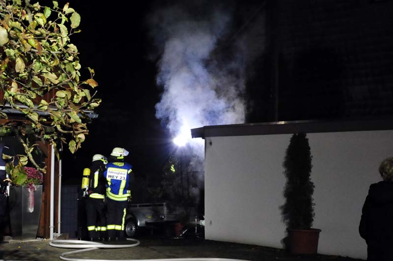 Die Garage war aus bisher ungeklrter Ursache in Brand geraten. (Fotos: kk)