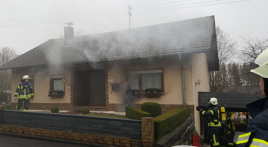 Vor Ort fanden die Einsatzkrfte in Gebhardshain ein komplett verrauchtes Wohnhaus als Folge eines stark ausgedehnten Kellerbrandes vor. (Foto: Feuerwehr)