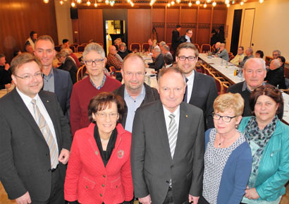 Der wiedergewhlte Vereinschef Rechtsanwalt Michael Schneider vom Haus- und Grundeigentmerverein (Bildmitte) mit seinem Vorstandsteam bei der diesjhrigen Mitgliederversammlung in der Stadthalle Betzdorf. Foto: Verein