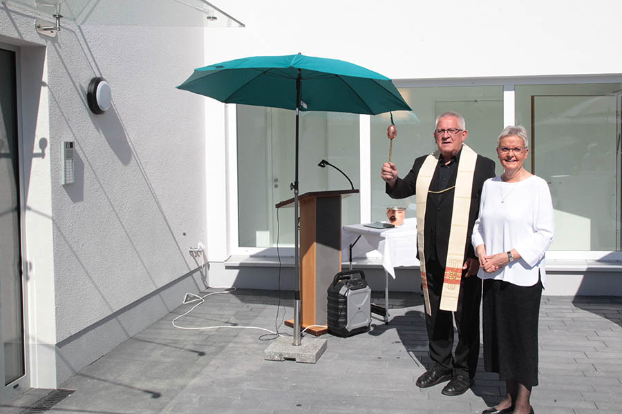 Richard Baus, der Geistliche Rektor der Waldbreitbacher Franziskanerinnen, nahm die Einsegnung des Gebudes vor. An seiner Seite Generaloberin Schwester Edith-Maria Magar.
Fotos: hf