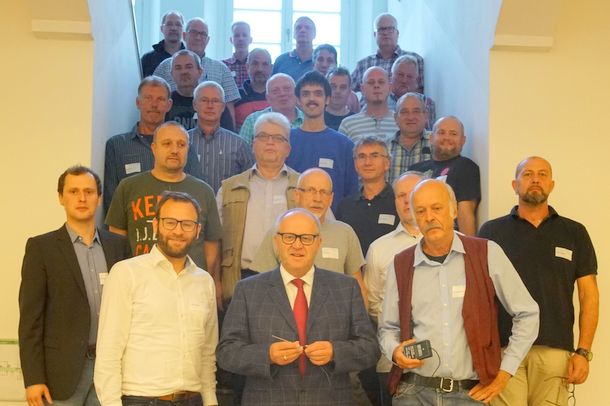 Hausmeister der ffentlichen Gebude im Kreis bildeten sich weiter: (vorne von links) Peter Mller (Energieagentur Rheinland-Pfalz), Stefan Glssner (Klimaschutzmanager Kreis Altenkirchen), Landrat Dr. Peter Enders, Seminarleiter Michael Brieden-Segler (Energiebro e&u). (Foto: Kreisverwaltung Altenkirchen)