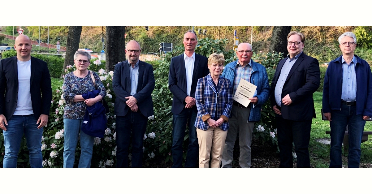 Ein Teil des Vorstands von Haus & Grund Kreis Altenkirchen mit dem Referenten RA Ralf Schnfeld (2.v.r.), zweite Vorsitzende Ingrid Kipping (Mitte) und dem neuen Ehrenmitglied Hubert Bleeser (3.v.r.) bei der Mitgliederversammlung in der Stadthalle Betzdorf. (Foto: Haus & Grund)