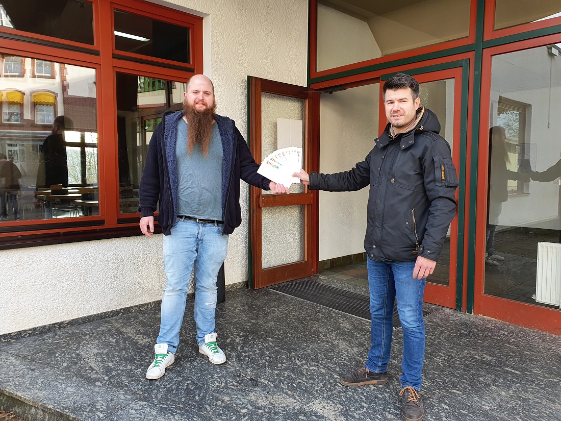 Auch Stadtbrgermeister Stefan Leukel (rechts) hat ein Herz fr die Kinder. Die Stadt Hachenburg untersttzt Manuel Engels (links) und seine Frau mit Spielzeug-Gutscheinen. (Fotoquelle: Stadtverwaltung Hachenburg)