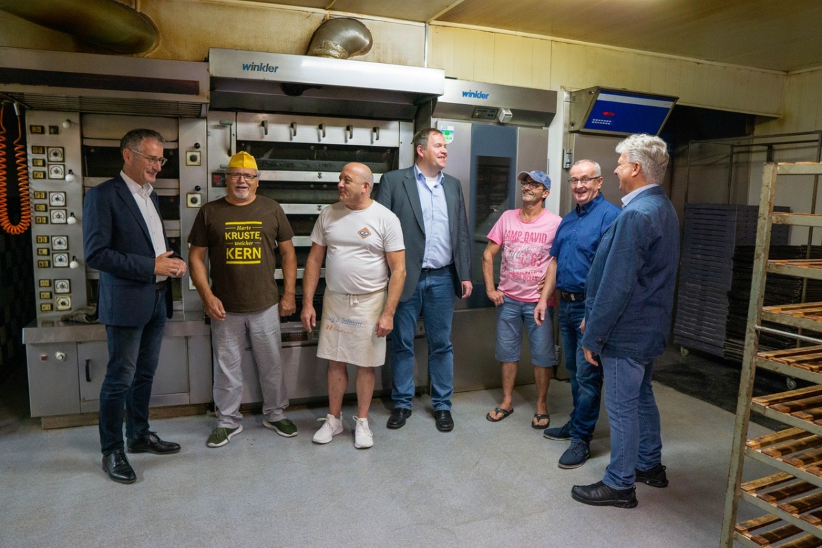 Von links: Hendrik Hering (Landtagsprsident), Hubert Quirmbach (Obermeister Bcker-Innung), Fred Weinbrenner (Bcker), Michael Braun (Geschftsfhrer Kreishandwerkerschaft), Dirk Mller (stellv. Obermeister), Matthias Dahmen (Innungsbeauftragter), Rolf Wanja (Vorstand Kreishandwerkerschaft). (Foto: Wahlkreisbro Hering)