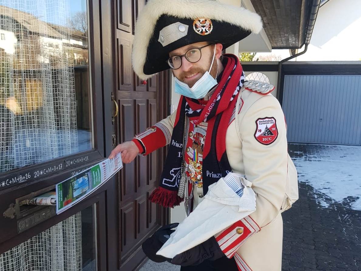 Timo Berndes vom Redaktionsteam verteilt ein Exemplar der Druidenpost, so wie zahlreiche weitere Ehrenamtliche des Herkersdorfer Carneval Clubs. (Fotos: HCC) 