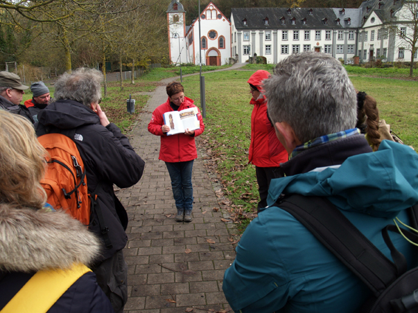 Legte ihre Prfung in Sayn ab: Barbara Friedhofen (Mitte) gehrt jetzt zu den bestqualifizierten Gstefhrern Deutschlands. Foto: Stadtverwaltung Bendorf