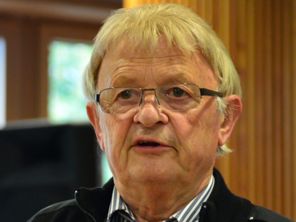 Vorsitzender Helmut Ermert erluterte im Verlauf des Abends auch die Entstehungsgeschichte des Fahrdienstes. (Foto: Brgerfahrdienst Kirchen)