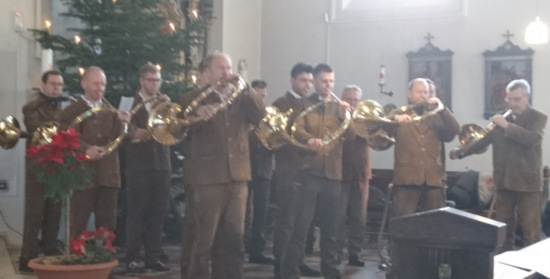 Langsam, majesttisch, wie das Anluten schwerer Glocken, erschallten die Hrner der Jagdhornblsergruppe Alsdorf-Hachenburg zum Introitus. (Foto: Hegering Wissen) 