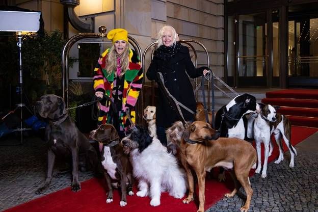 Heidi Klum, Ellen von Unwerth und die Hunde-Models vor dem Hotel Adlon in Berlin. Foto: ProSieben